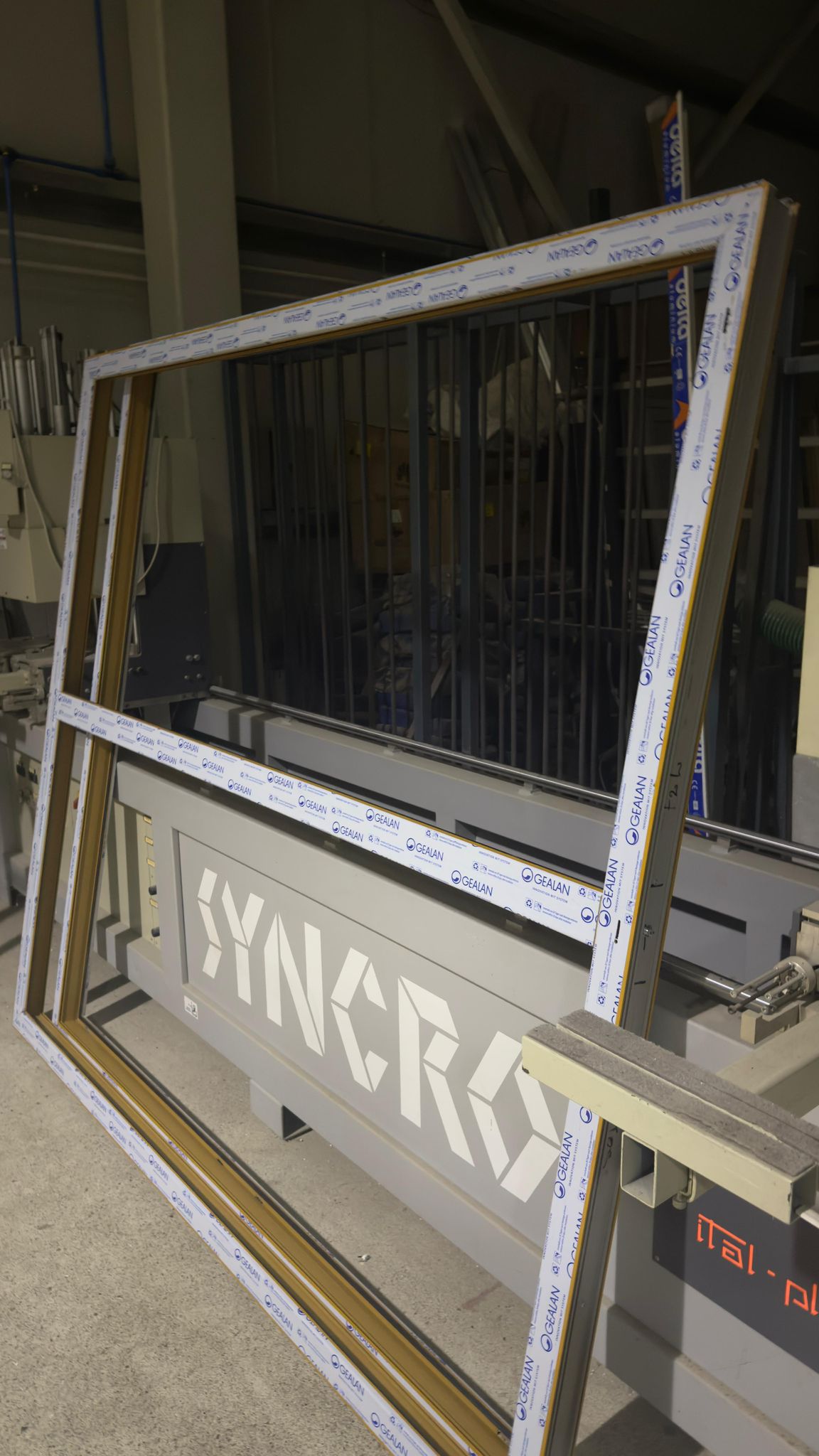 Italienische Syncro-Schweißmaschine für PVC-Fenster-Profile mit fertigem GEALAN-Rahmen davor